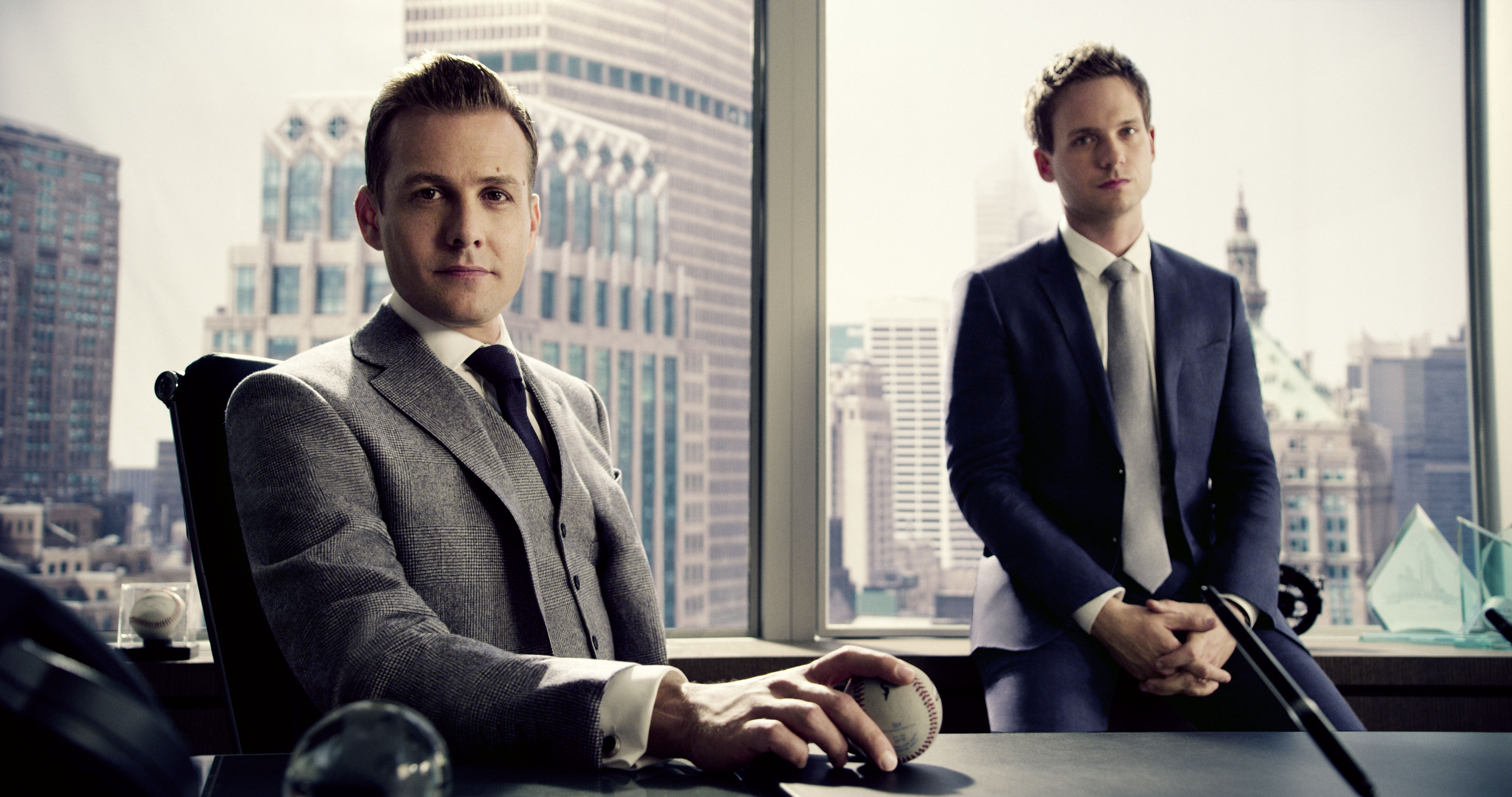 Suits 2 1. Харви спектер и Майк Росс. Чарльз Форстман Форс мажоры. Форс мажоры Харви. Томас Кесслер Форс мажоры.