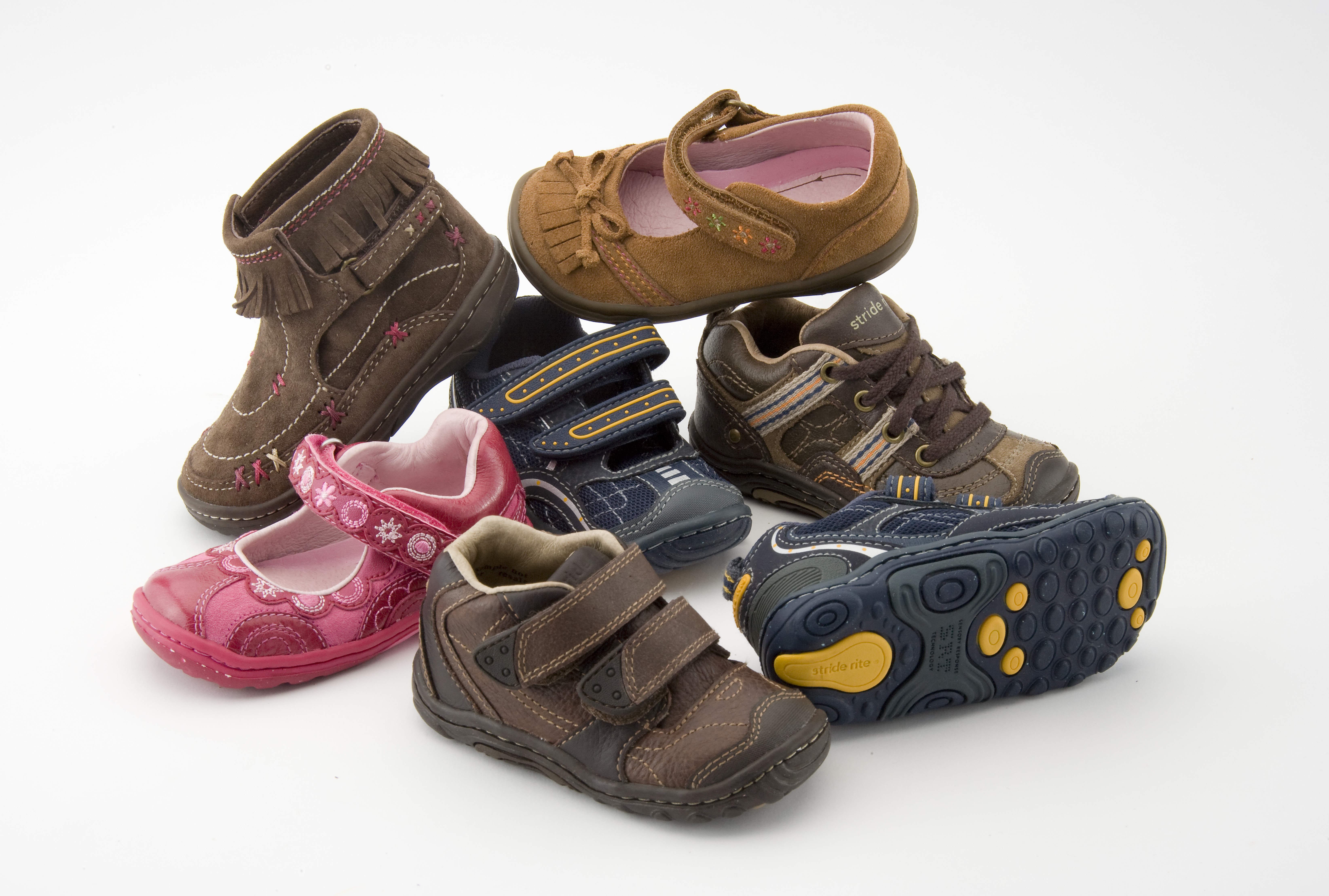Лучшая обувь для малышей. Детская обувь. Одежда и обувь для детей. Модная детская обувь. Детский одежда с обувь.