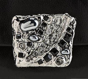 prada_vitmordore_buckle.png