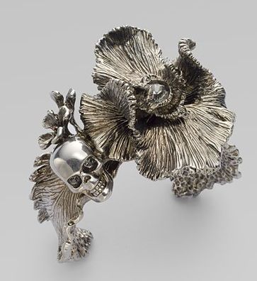 alexander_mcqueen_iris_skull_cuff.jpg