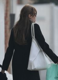 Update: Angelina Jolie in Akris Ai Tote Bag - Snob Essentials