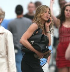 j_aniston_ferragamo_bag_2.jpg